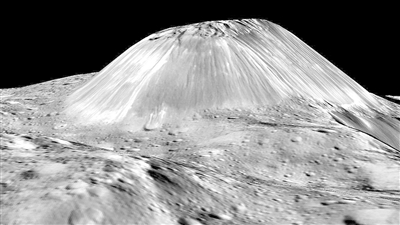 ▼在谷神星上发现的阿胡纳山(Ahuna Mons)被认为是一座冰火山。 图片来源:NASA官网