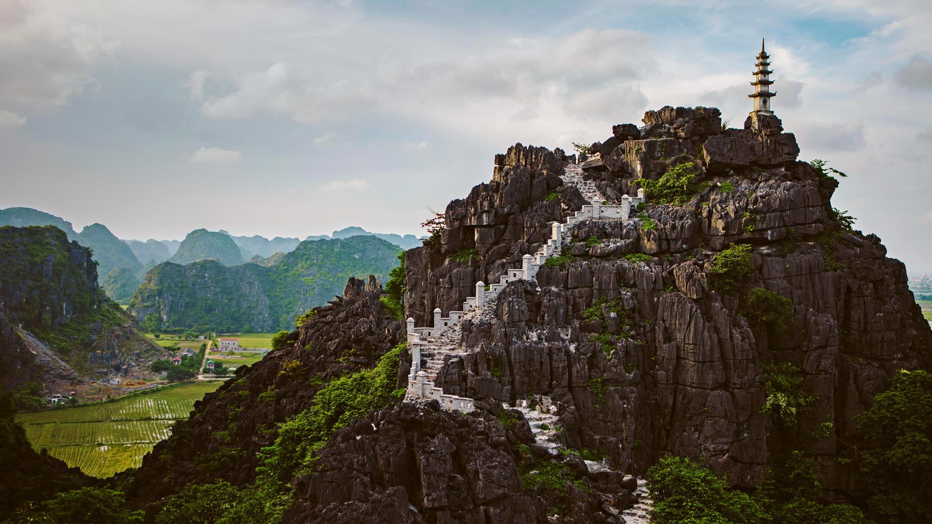 VietnamStairs_ZH-CN9127735514_1920x1080.jpg