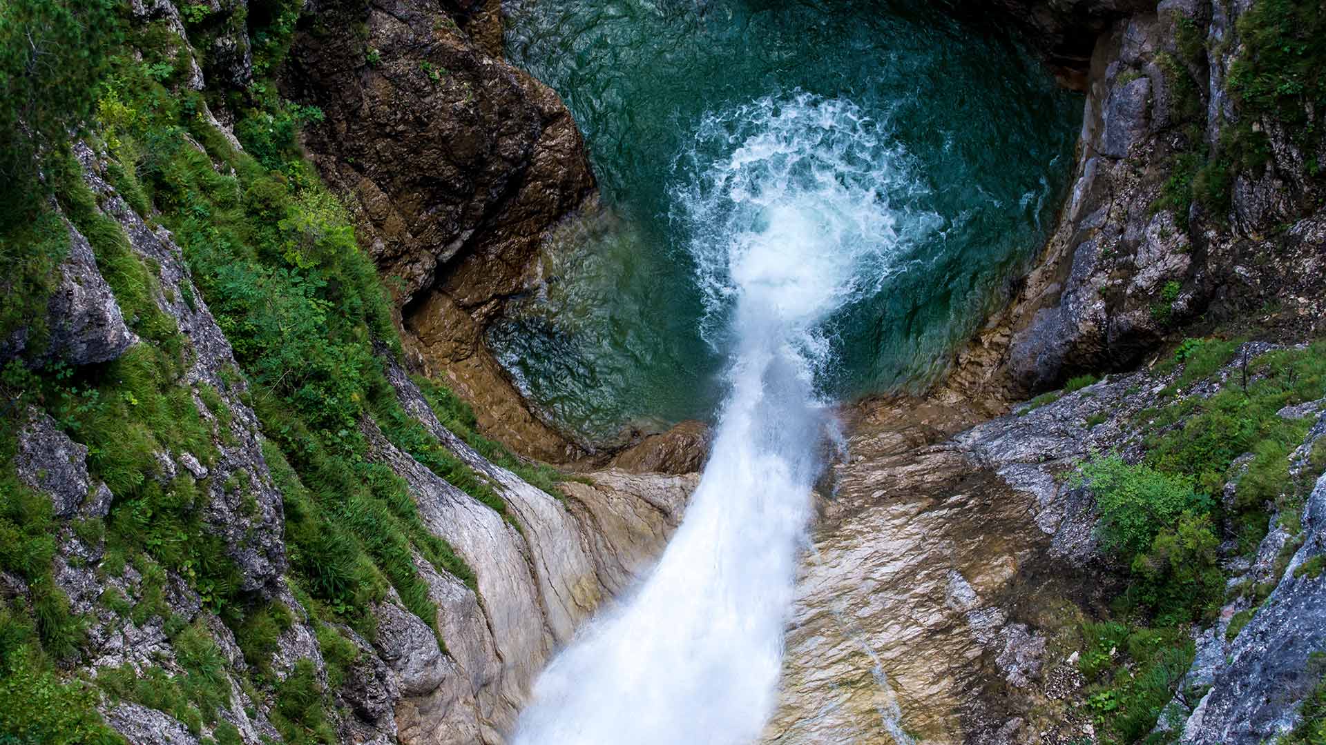 PoellatWasserfall_ZH-CN3028716235_1920x1080.jpg