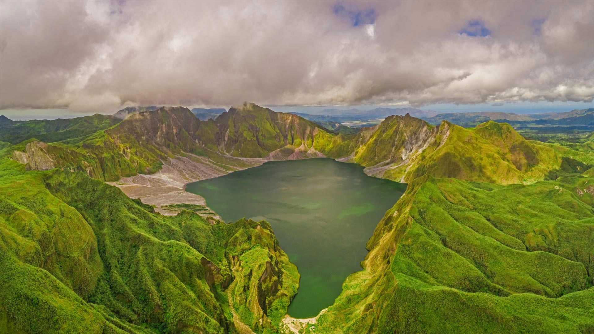 LakePinatubo_ZH-CN5947011761_1920x1080.jpg