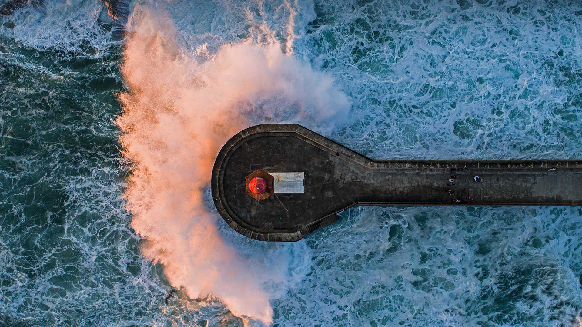 LighthouseWave_ZH-CN5731015881_1920x1080.jpg